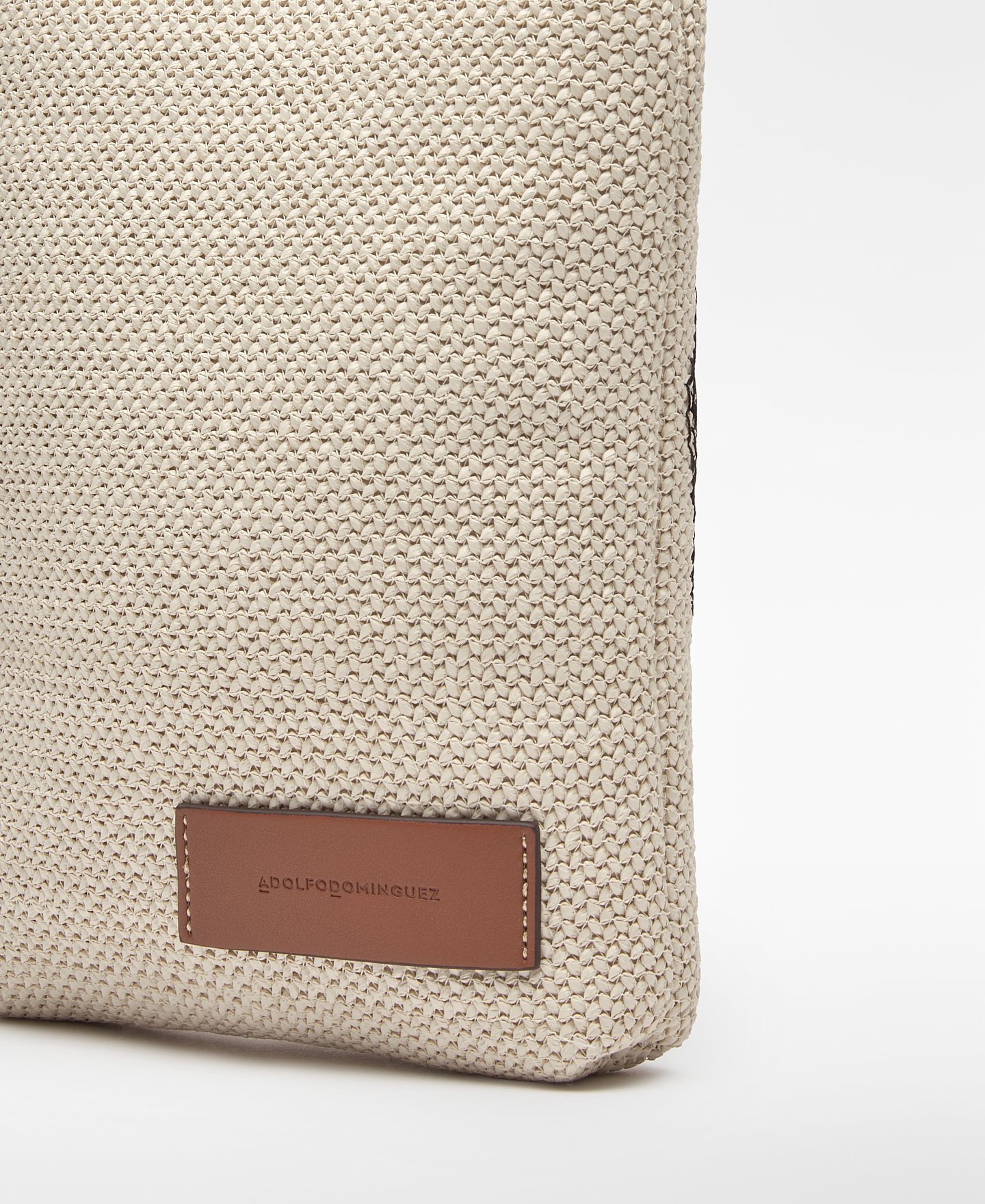 Handtasche mit Raffia-Struktur und Stickerei image number 2