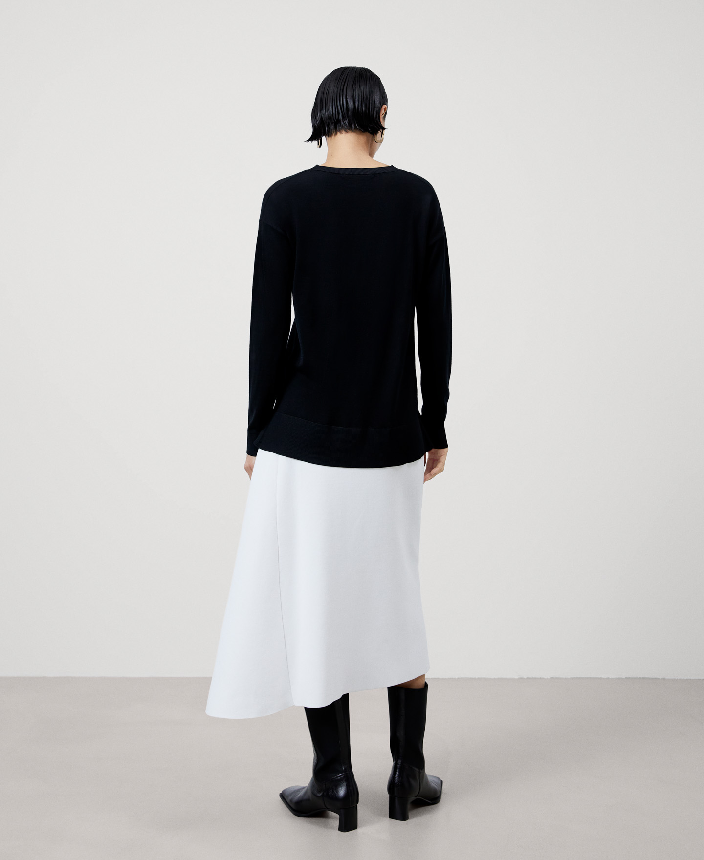 Merino wool V-neck sweater image number 2