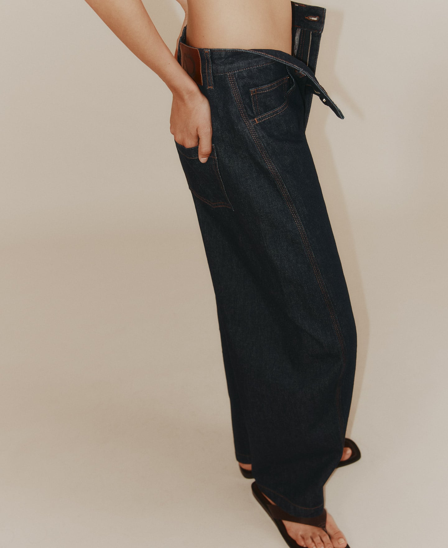Pantal&oacute;n barrel fit denim algod&oacute;n image number 3