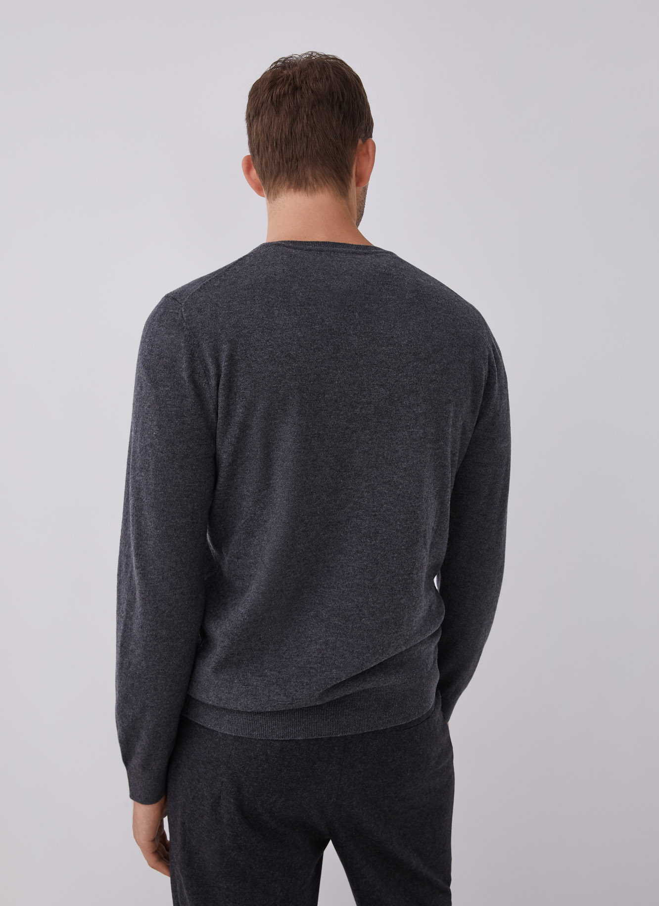 Jersey en merino con cuello pico image number 1