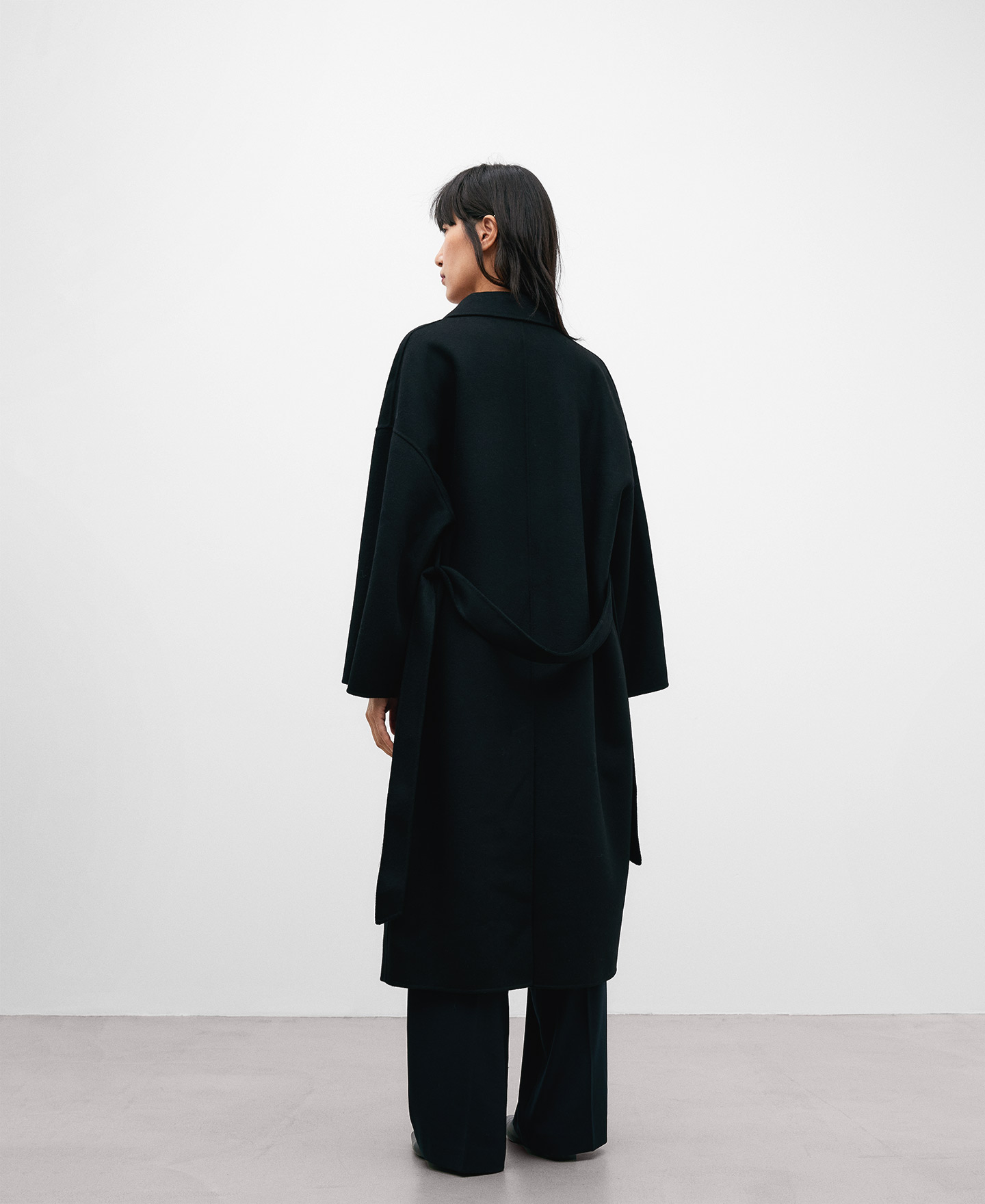 Black travel coat for women image number 2