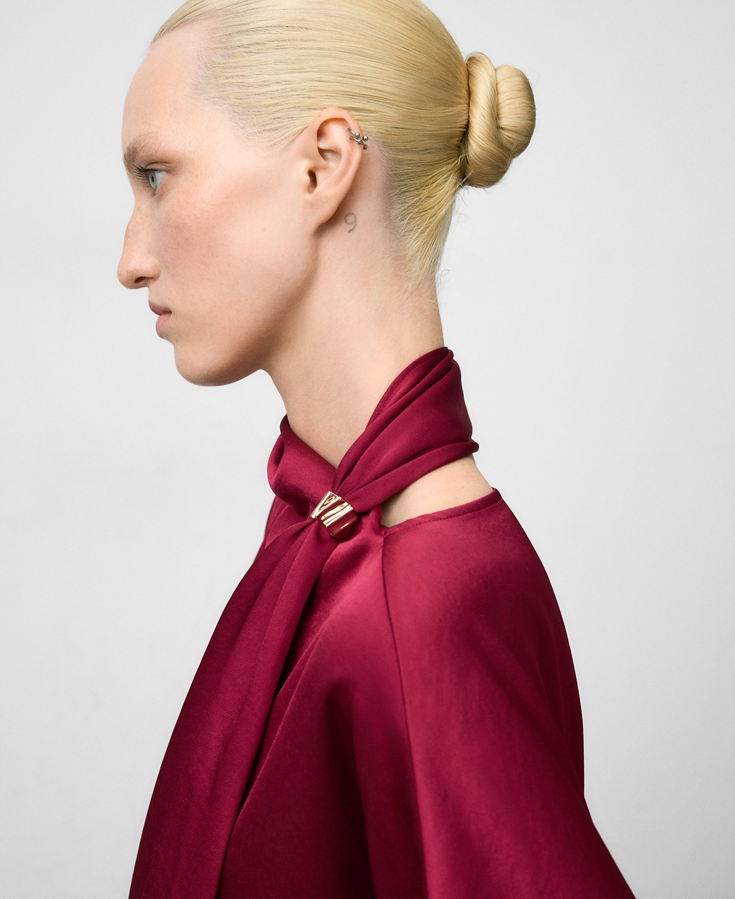 Top satinado cuello pañuelo mujer image number 5