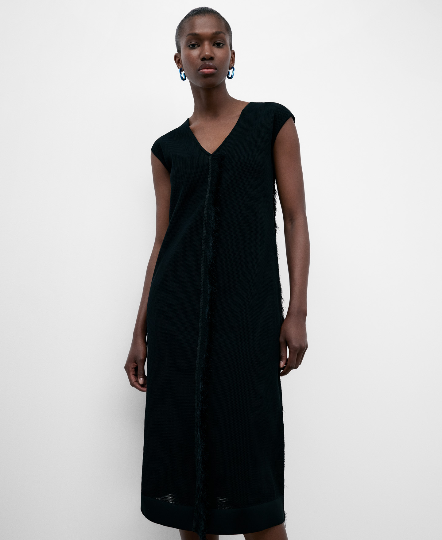 Vestido negro flecos poliéster reciclado image number 0