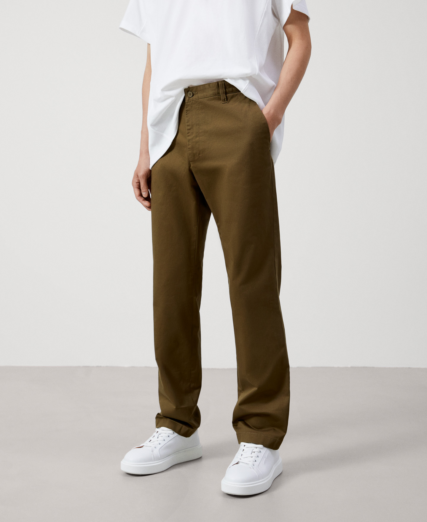 Pantalón chino en algodón elástico image number 0