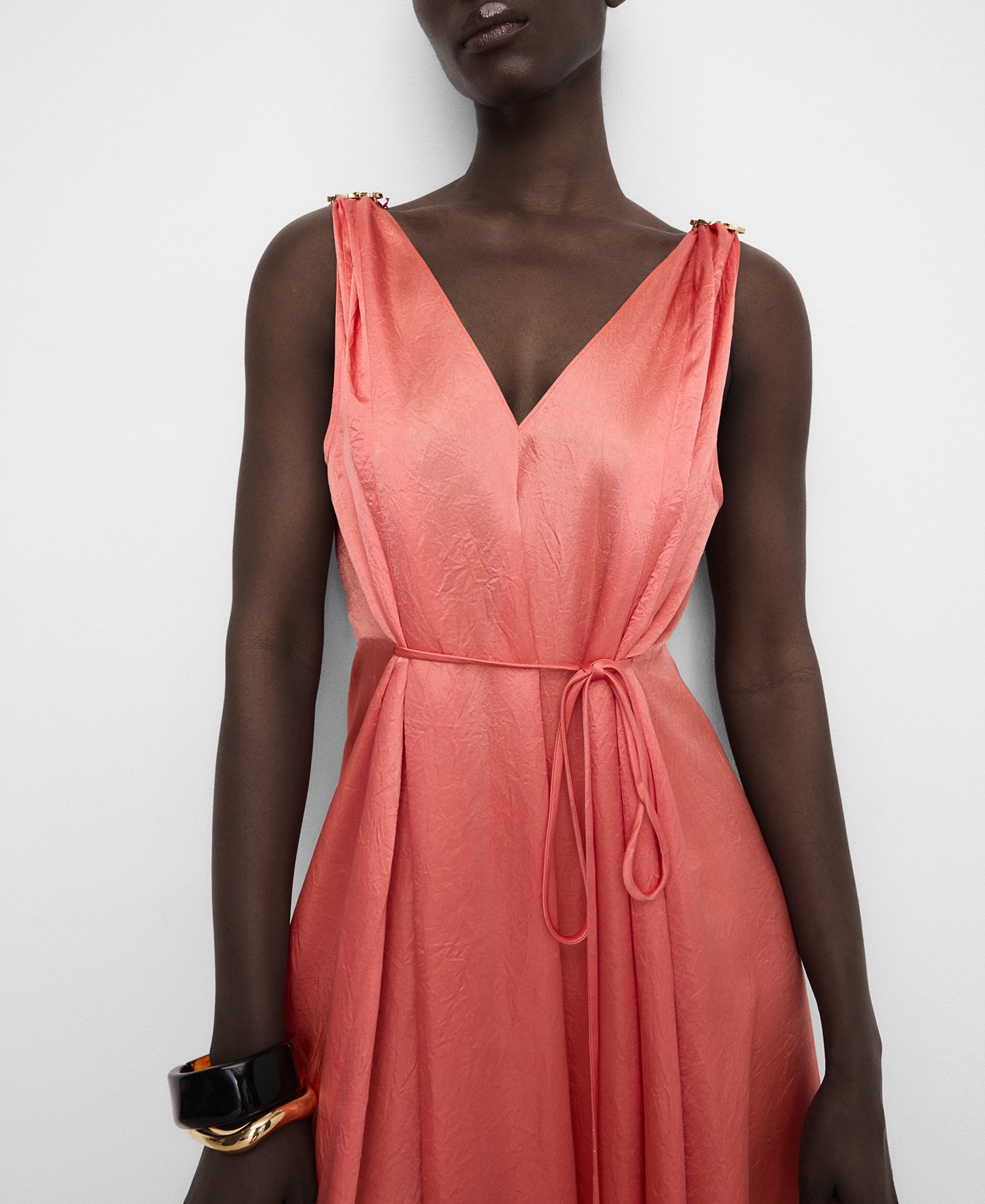 Vestido de cetim com tecido enrugado image number 3