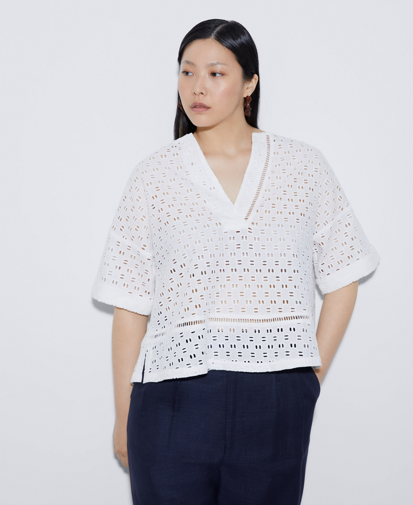 Camisa bordado con escote pico image number 0