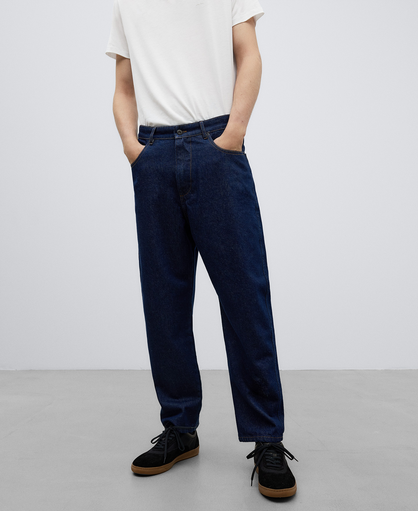 Pantalón denim azul carrot fit hombre image number 0