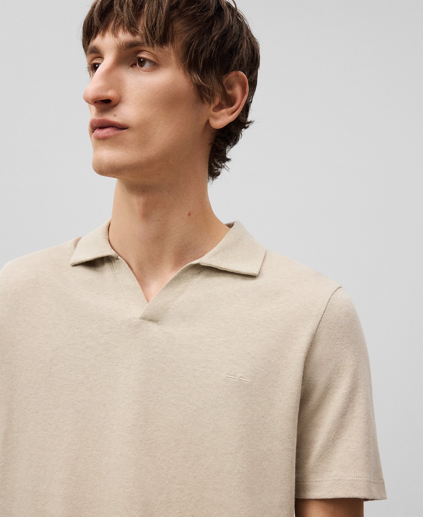 European linen blend V-neck polo man image number 3