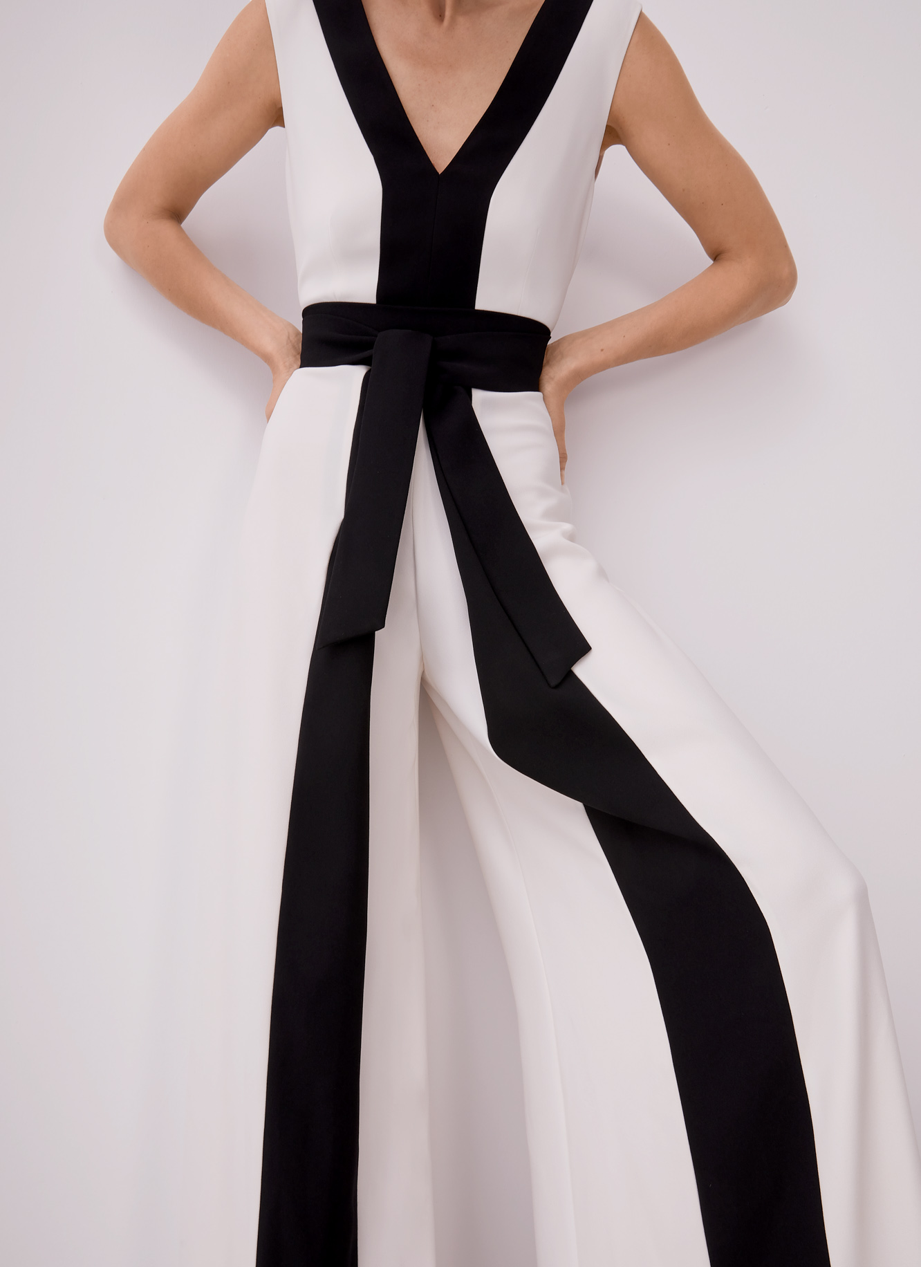 Bicolour jumpsuit with belt image number 1