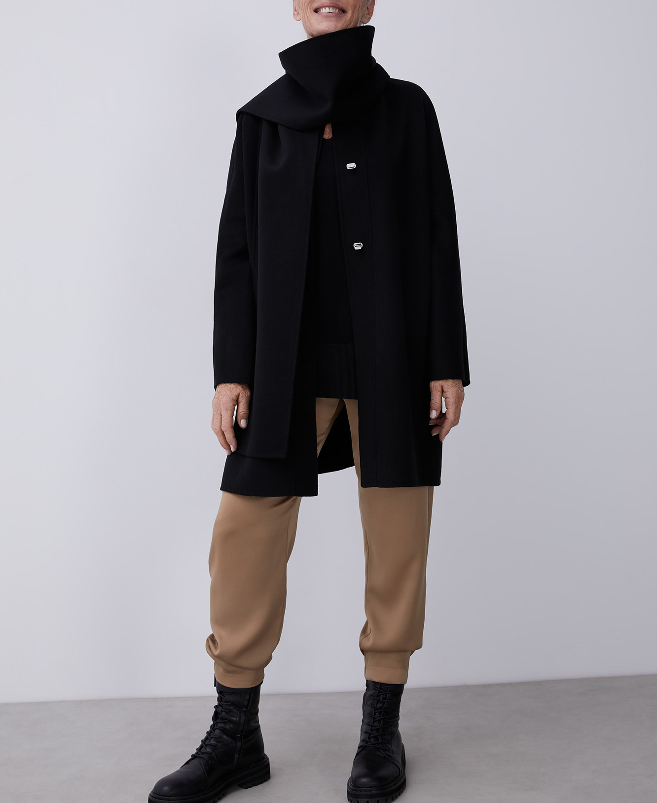 Jersey fino en lana merino y escote pico image number 0