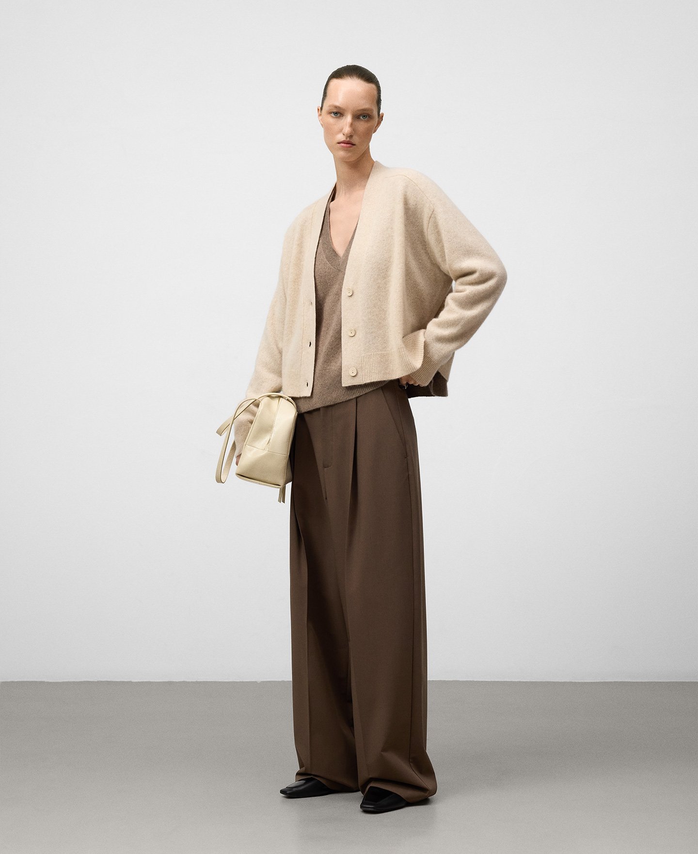Cárdigan cashmere cuello pico mujer image number 1