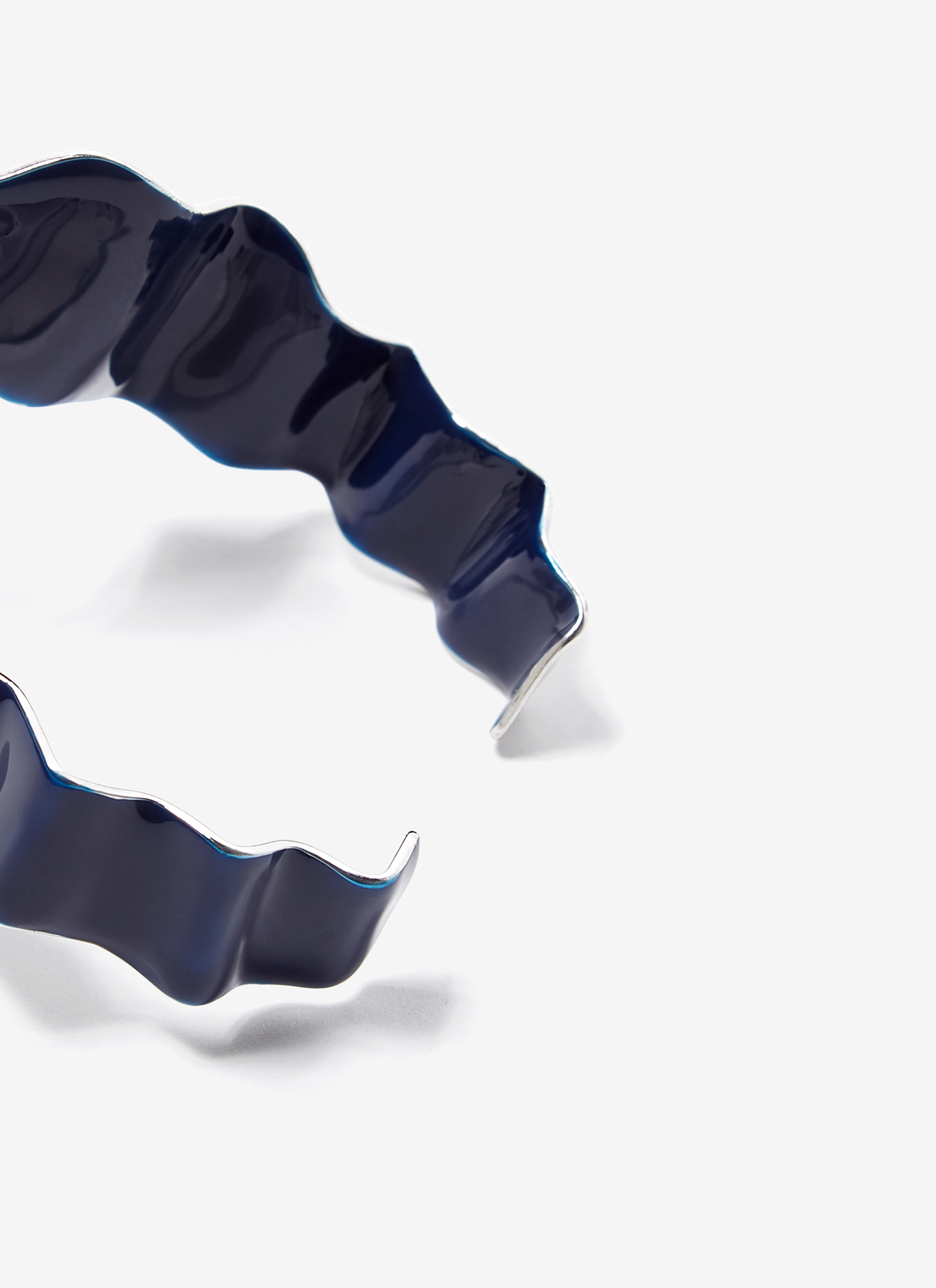 Lacquered metal wavy bracelet image number 1