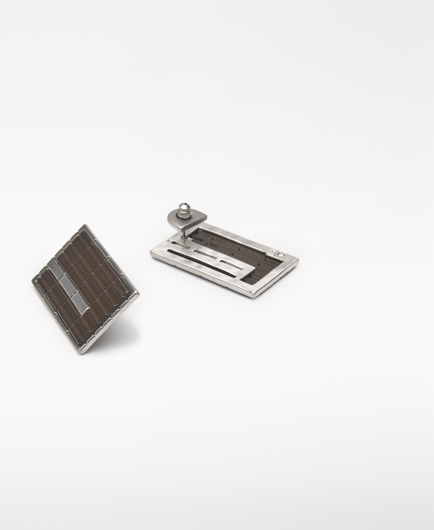 Lacquered grid earrings woman image number 1
