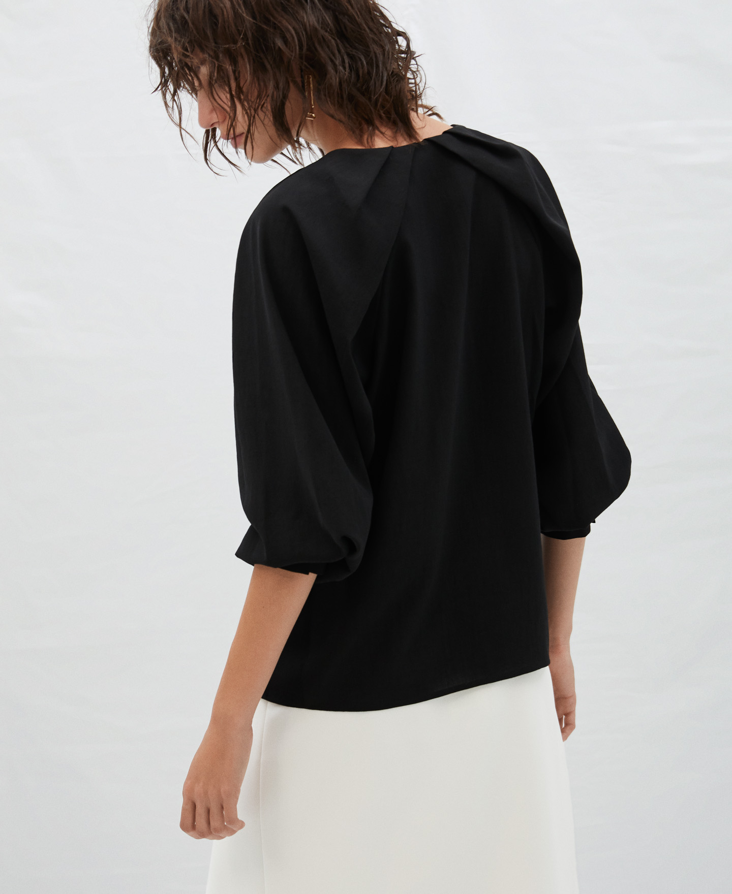 V-neck blouse with puffed sleeves image number 3
