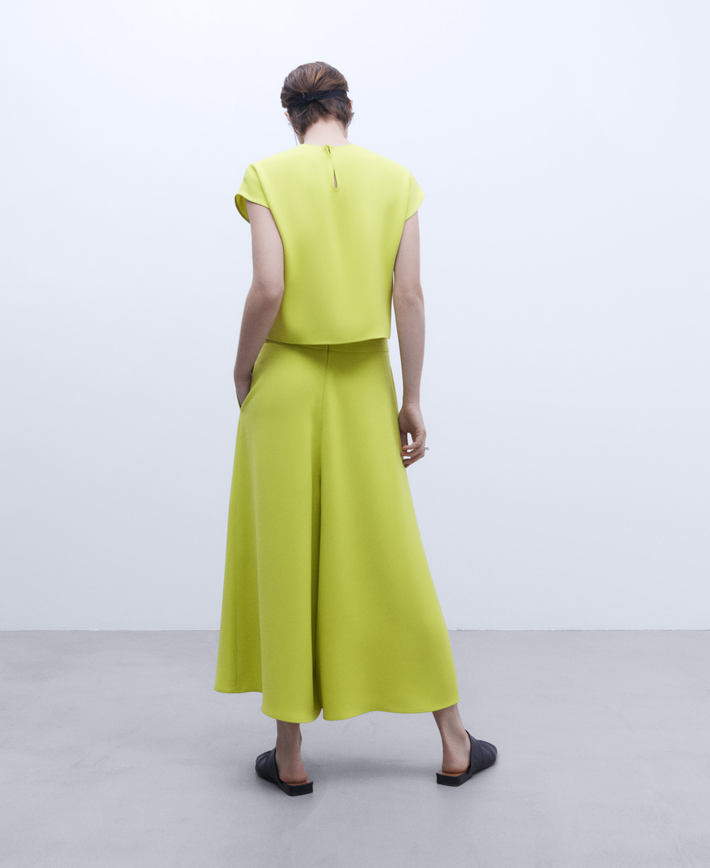 Cropped monochromatic trousers image number 2