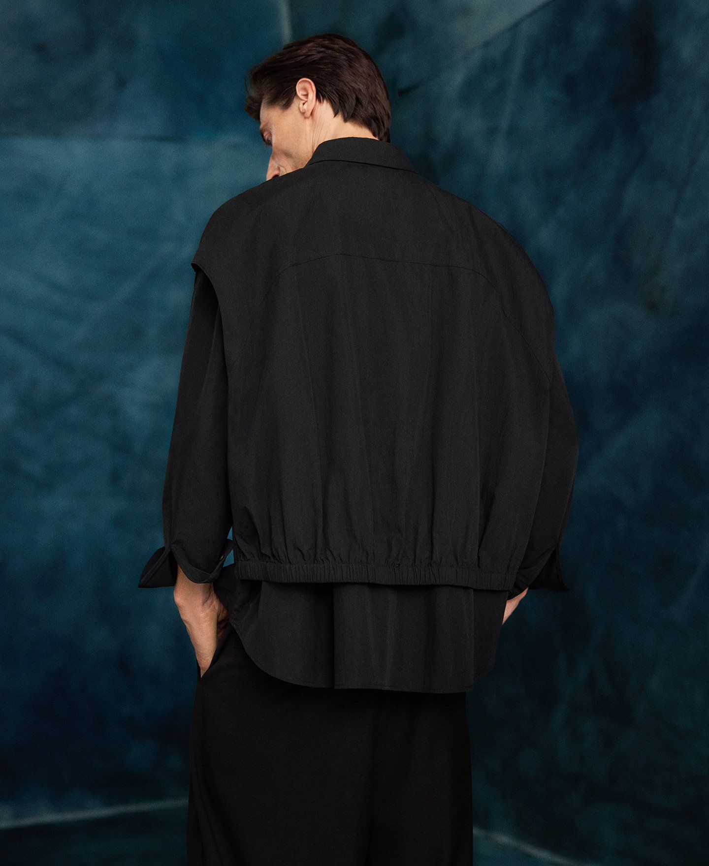 Camisa oversize capa en espalda hombre image number 2