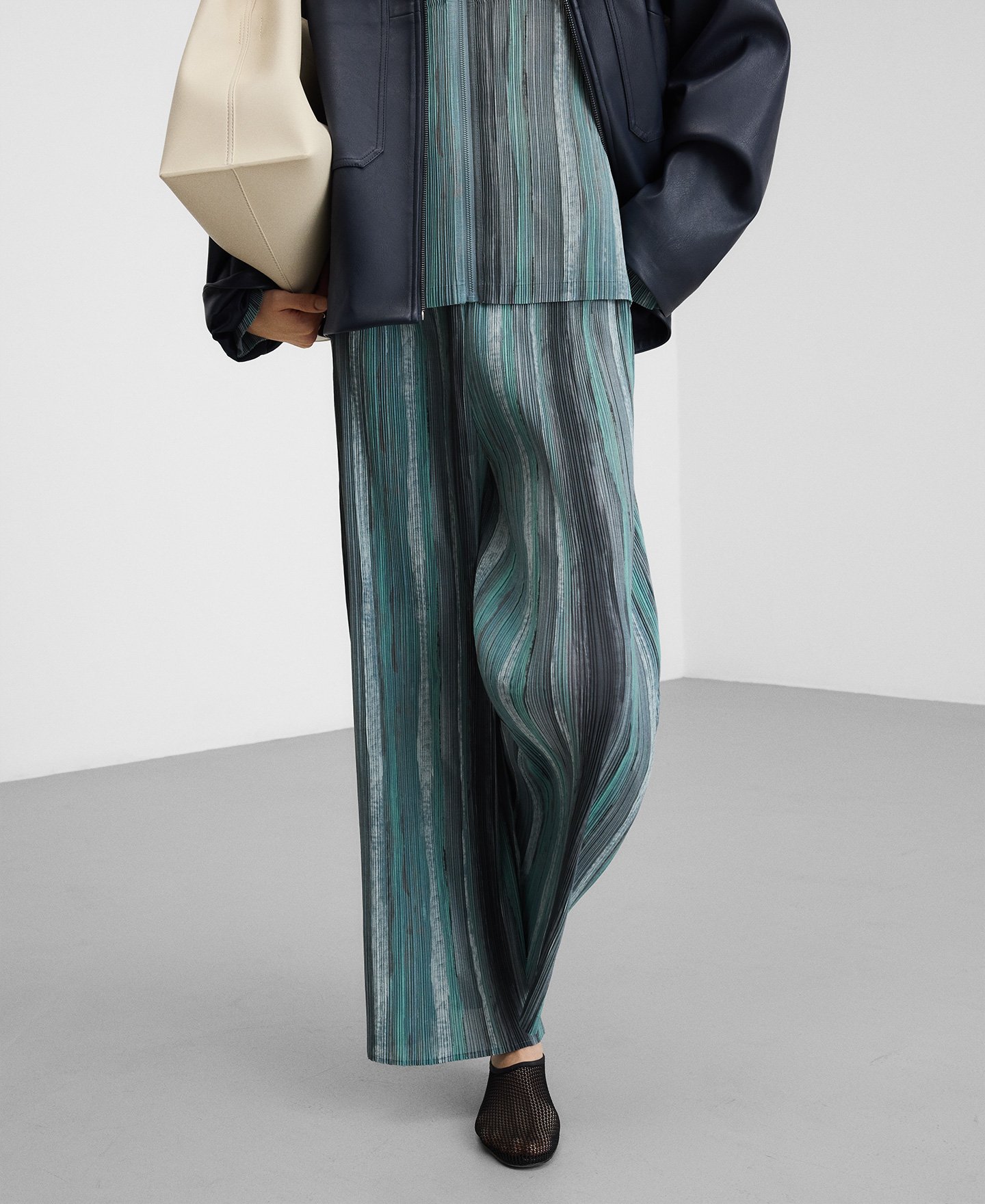 Printed crinkle trousers woman image number 4