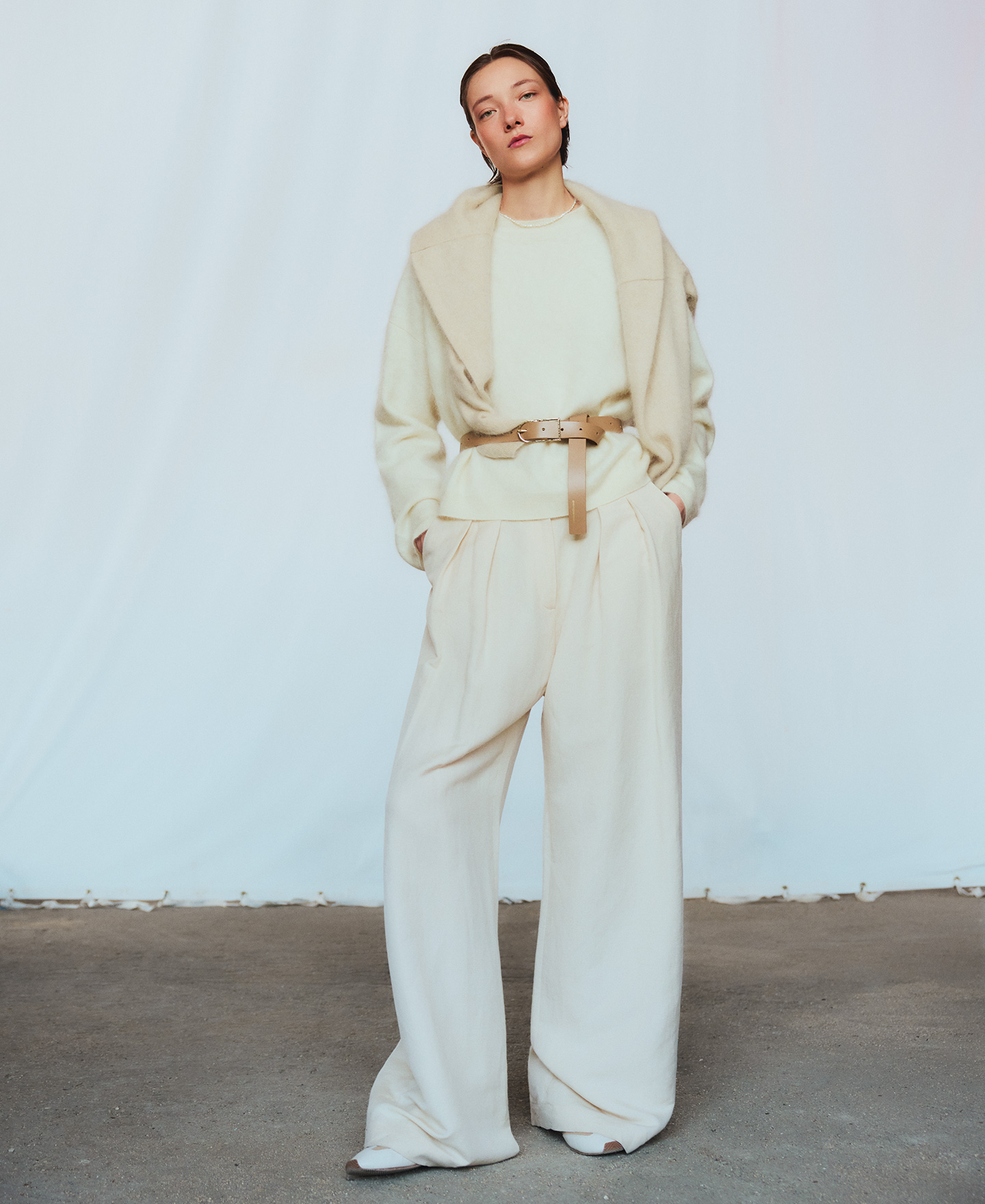 Wool V-neck sweater woman image number 9