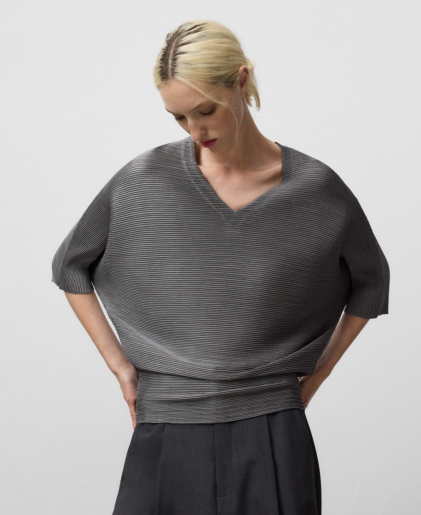 V-neck crinkle top woman image number 0