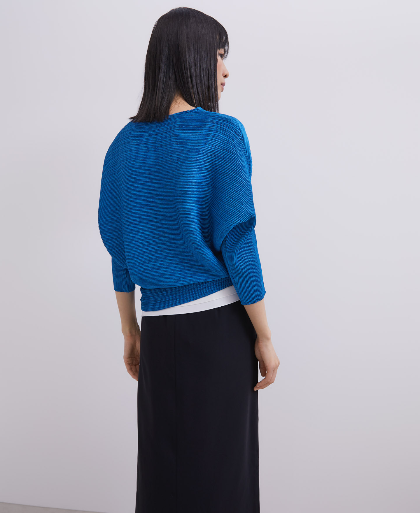Crinkle top with v-neckline image number 3