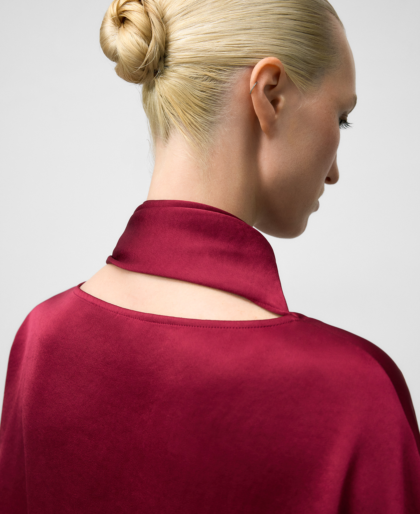 Top satinado cuello pañuelo mujer image number 4