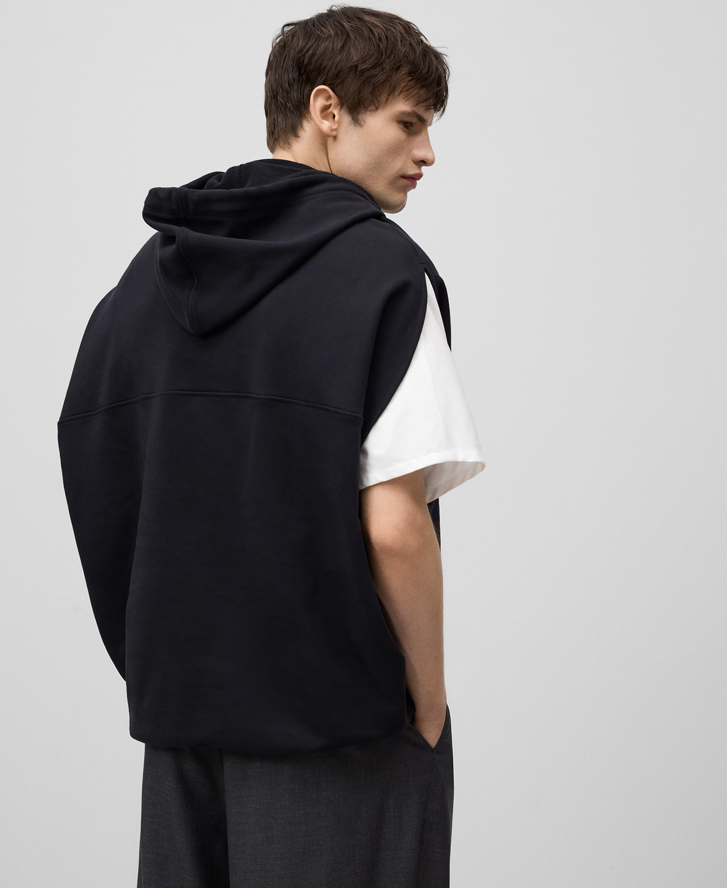 Sleeveless balloon sweatshirt man image number 2