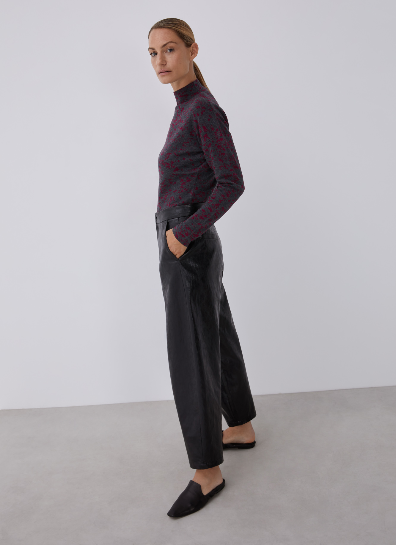 Bicolour perkins collar sweater image number 2