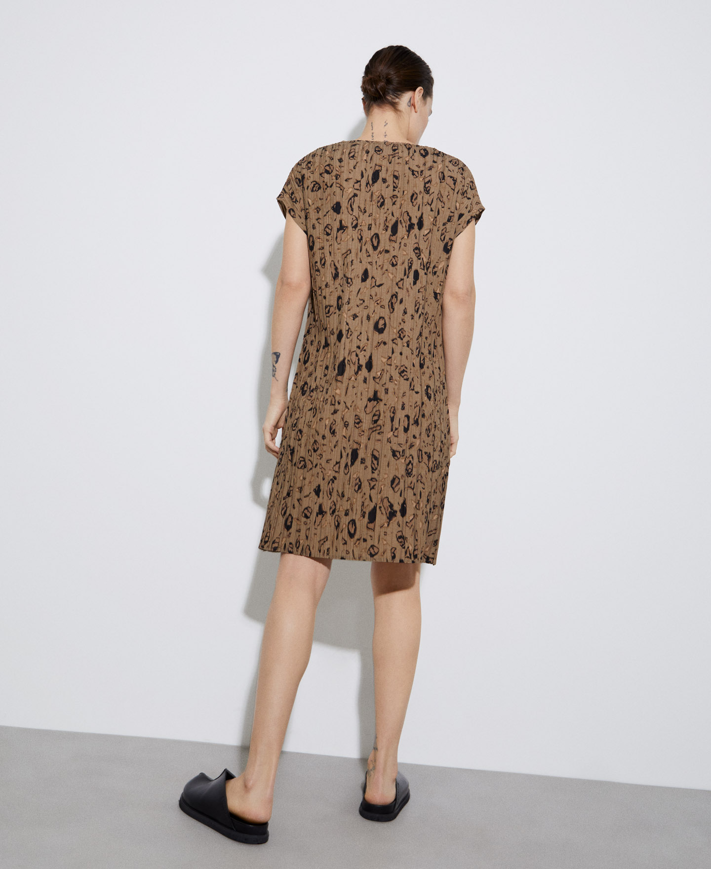 Short dress in crinkle print image number 2