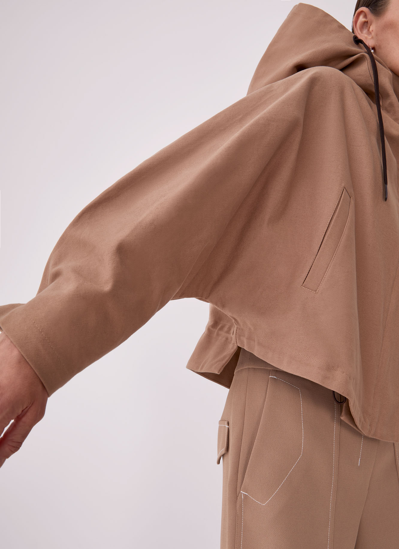 Cazadora corta oversize con capucha image number 3
