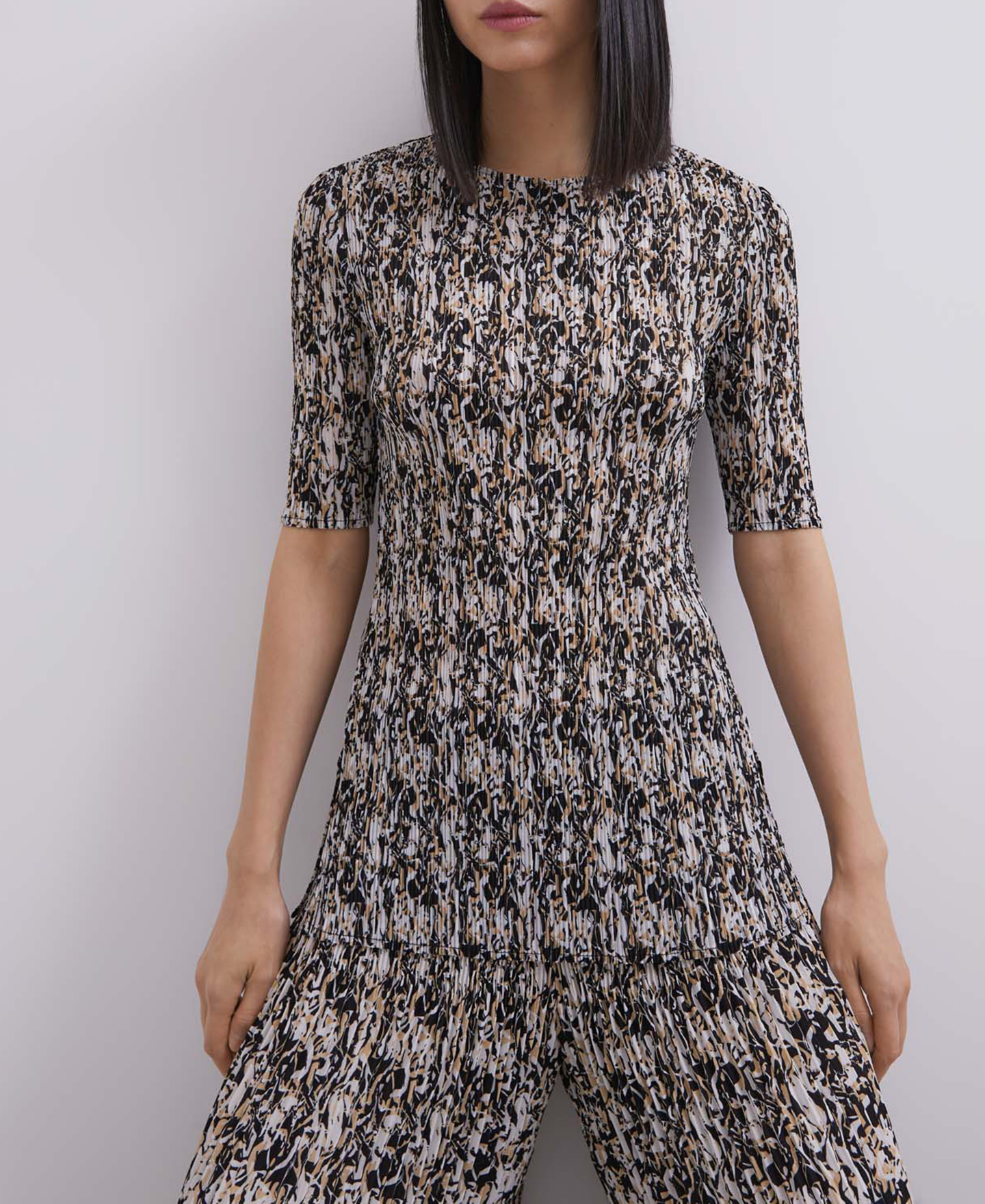 Crinkle printed top with crew neckline image number 1