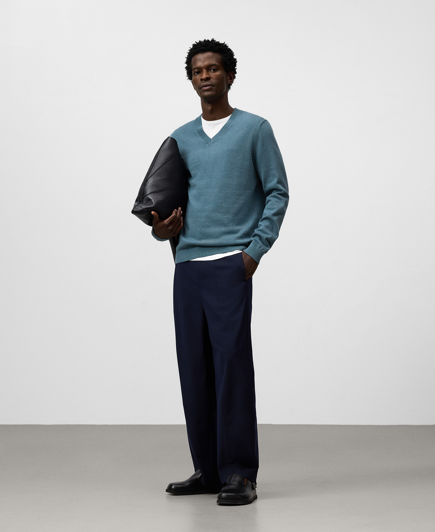 Regular fit V-neck sweater man image number 1