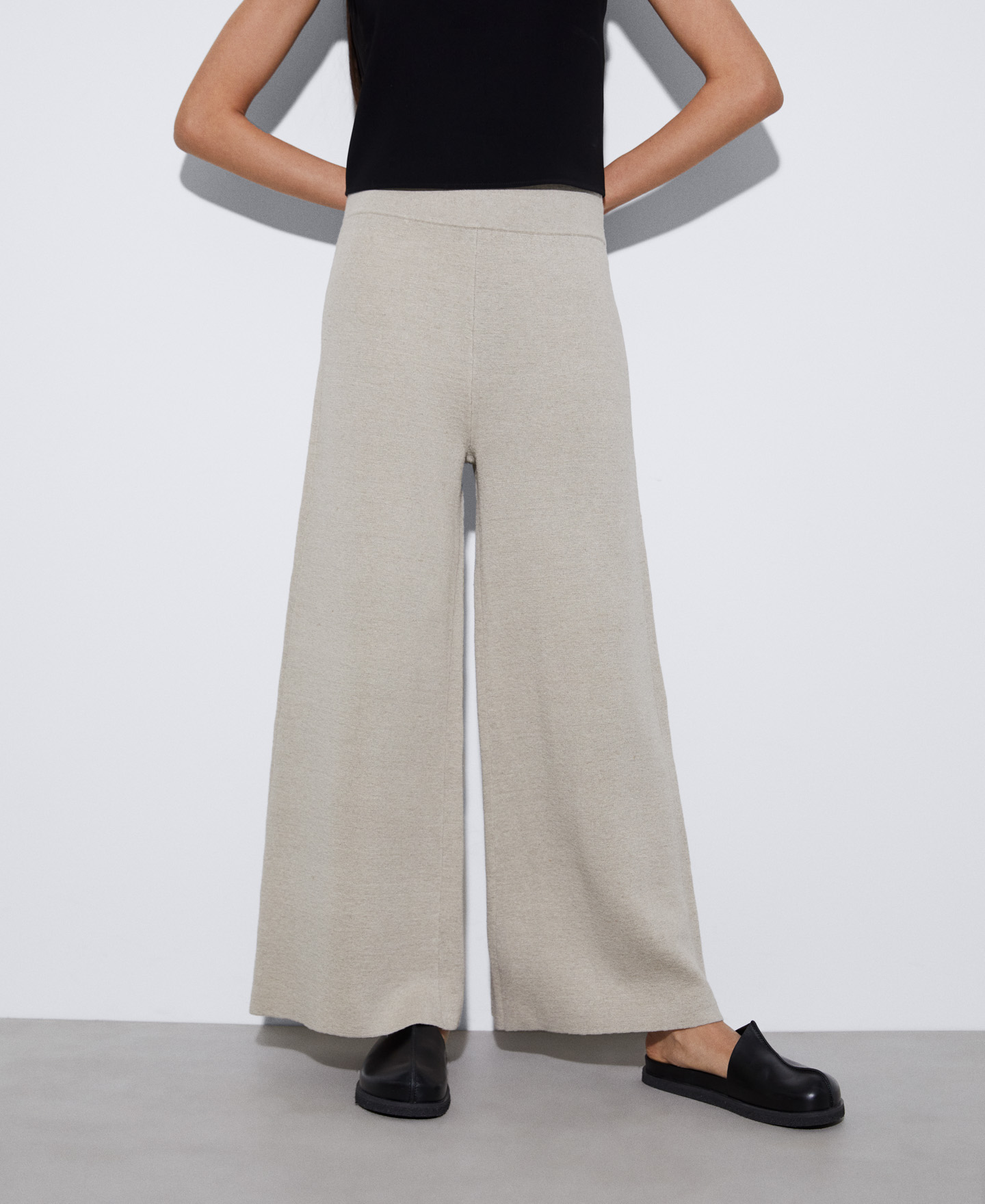 Baggy linen trousers image number 0