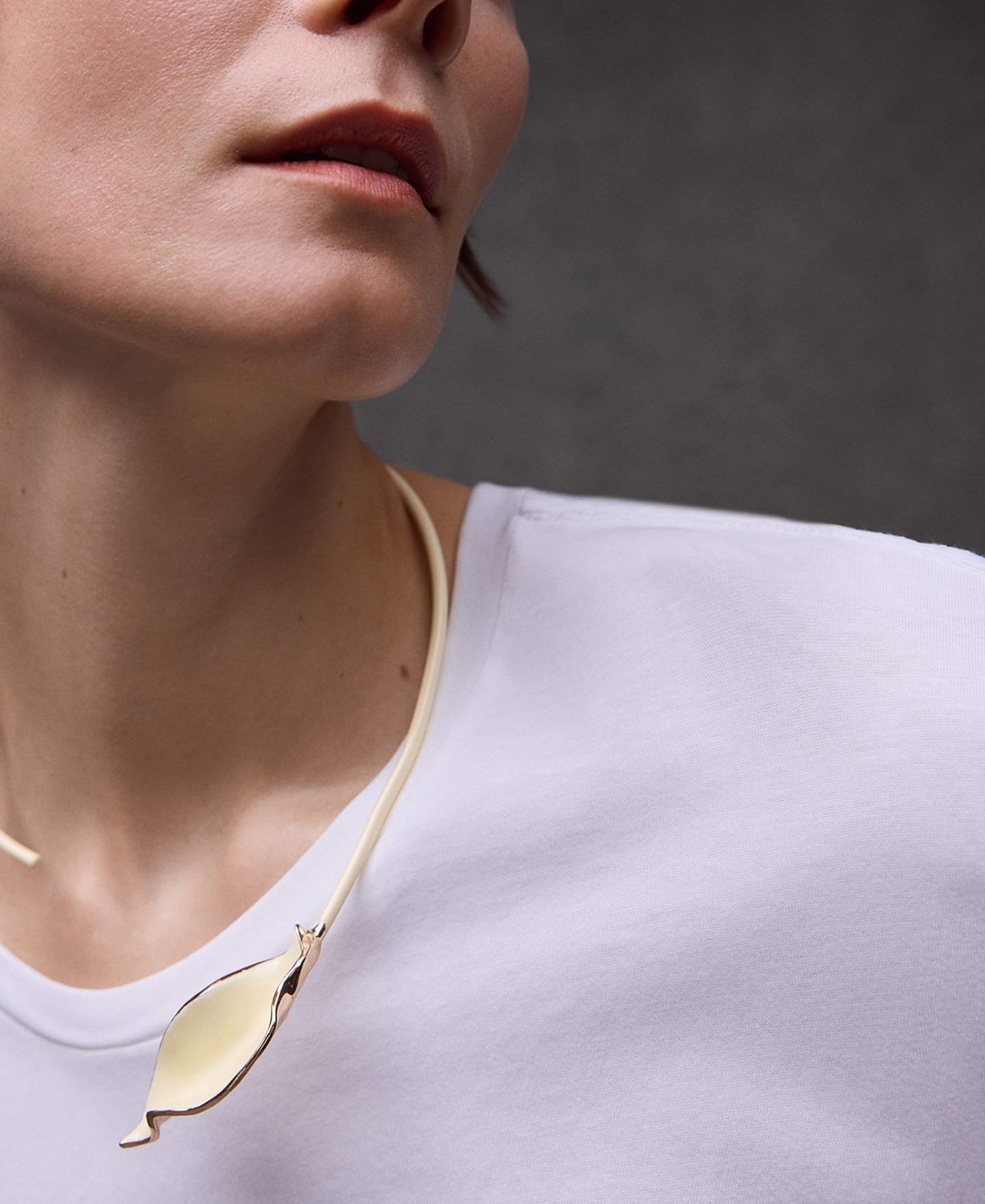 Rigid leaf necklace woman image number 4