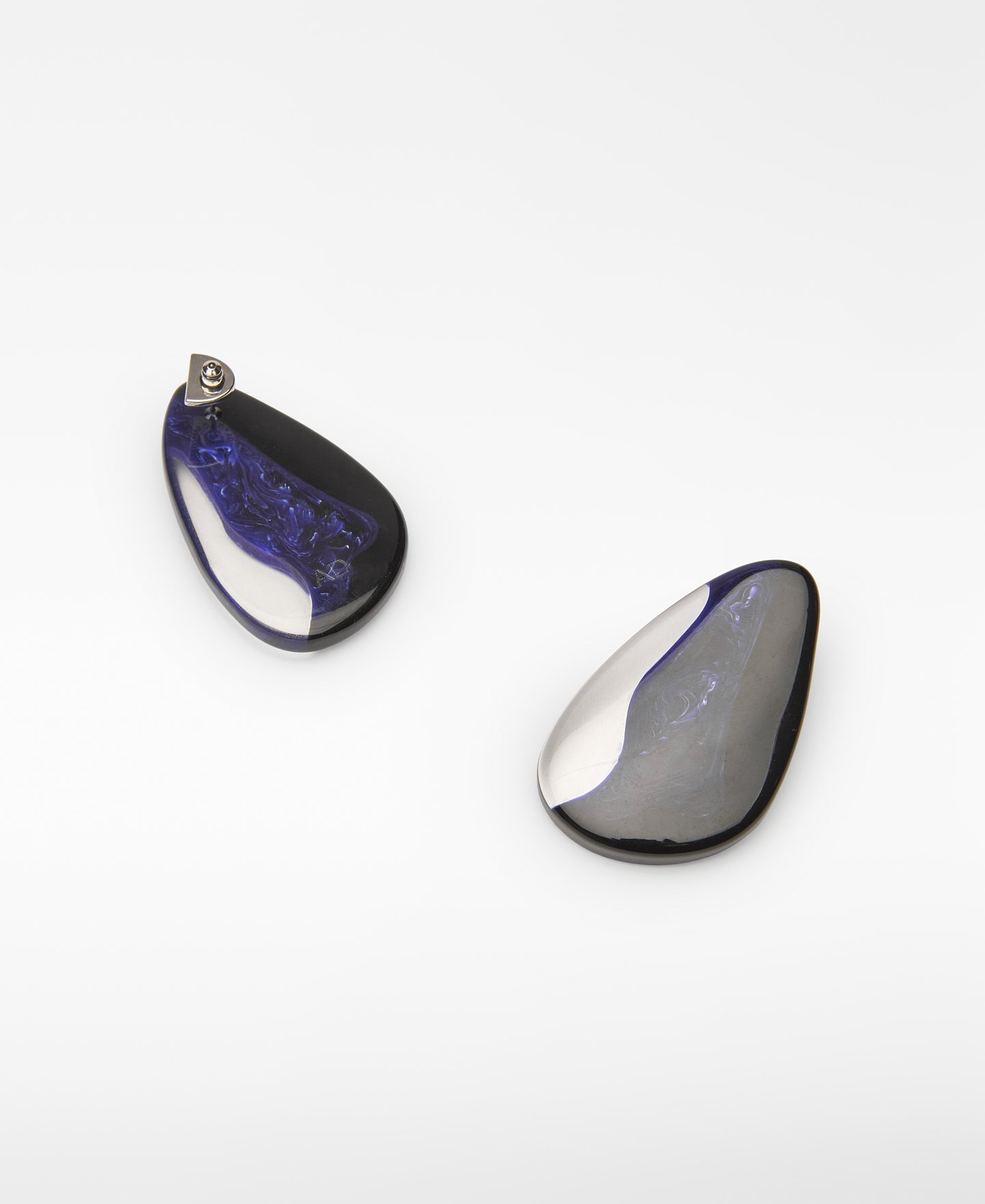 Tricolor resin earrings image number 2