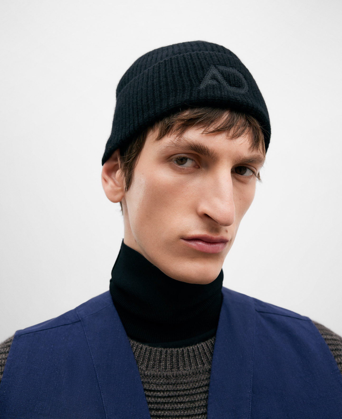 Black merino wool beanie for men image number 3