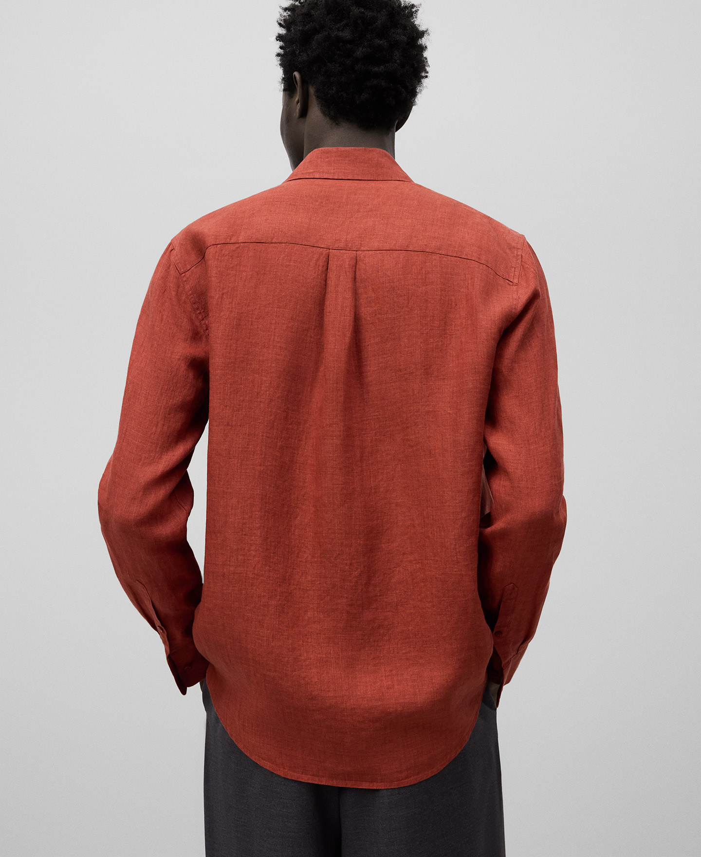 Camisa regular fit lino europeo hombre image number 2
