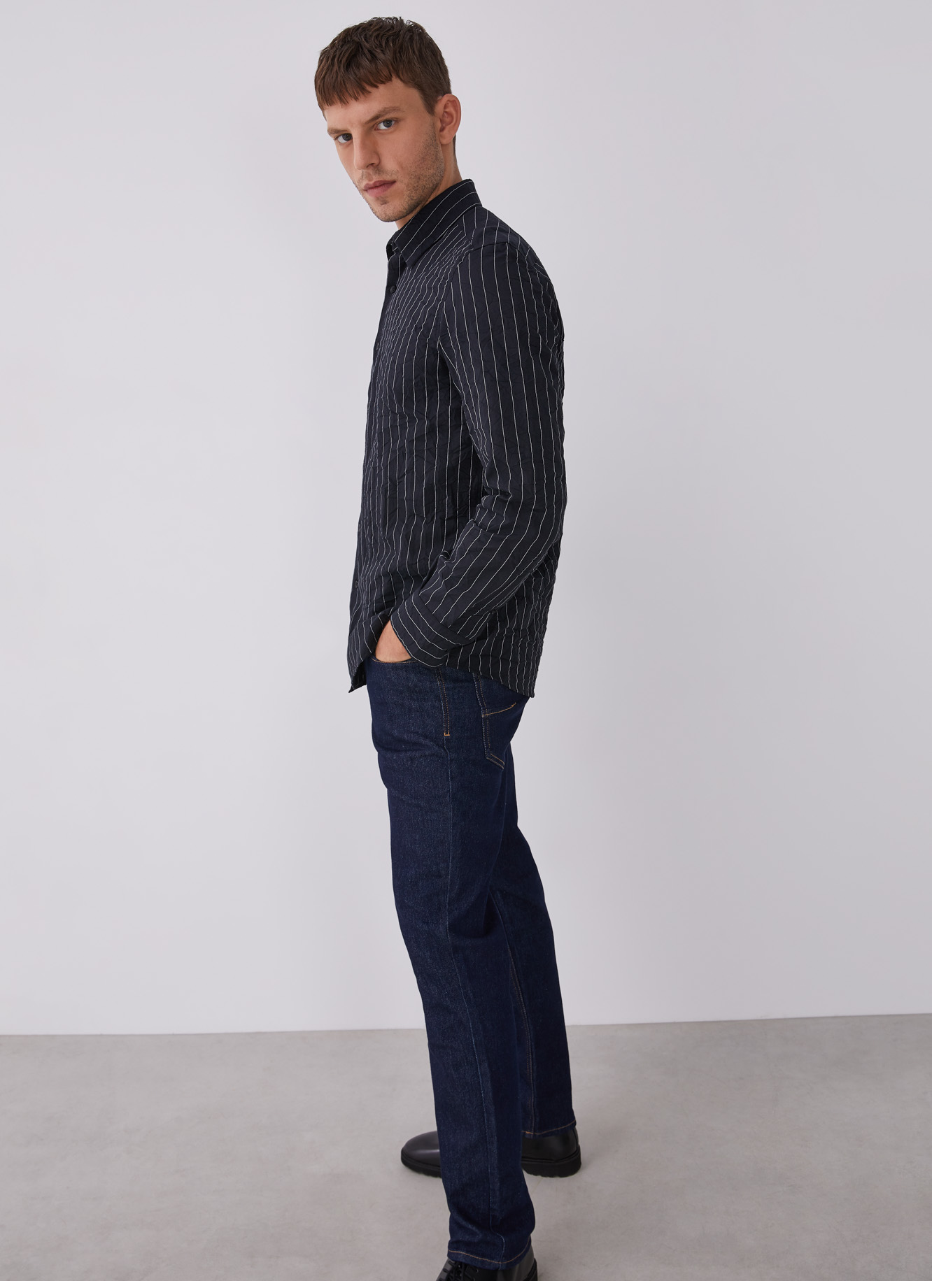 Contrasting striped shirt image number 4