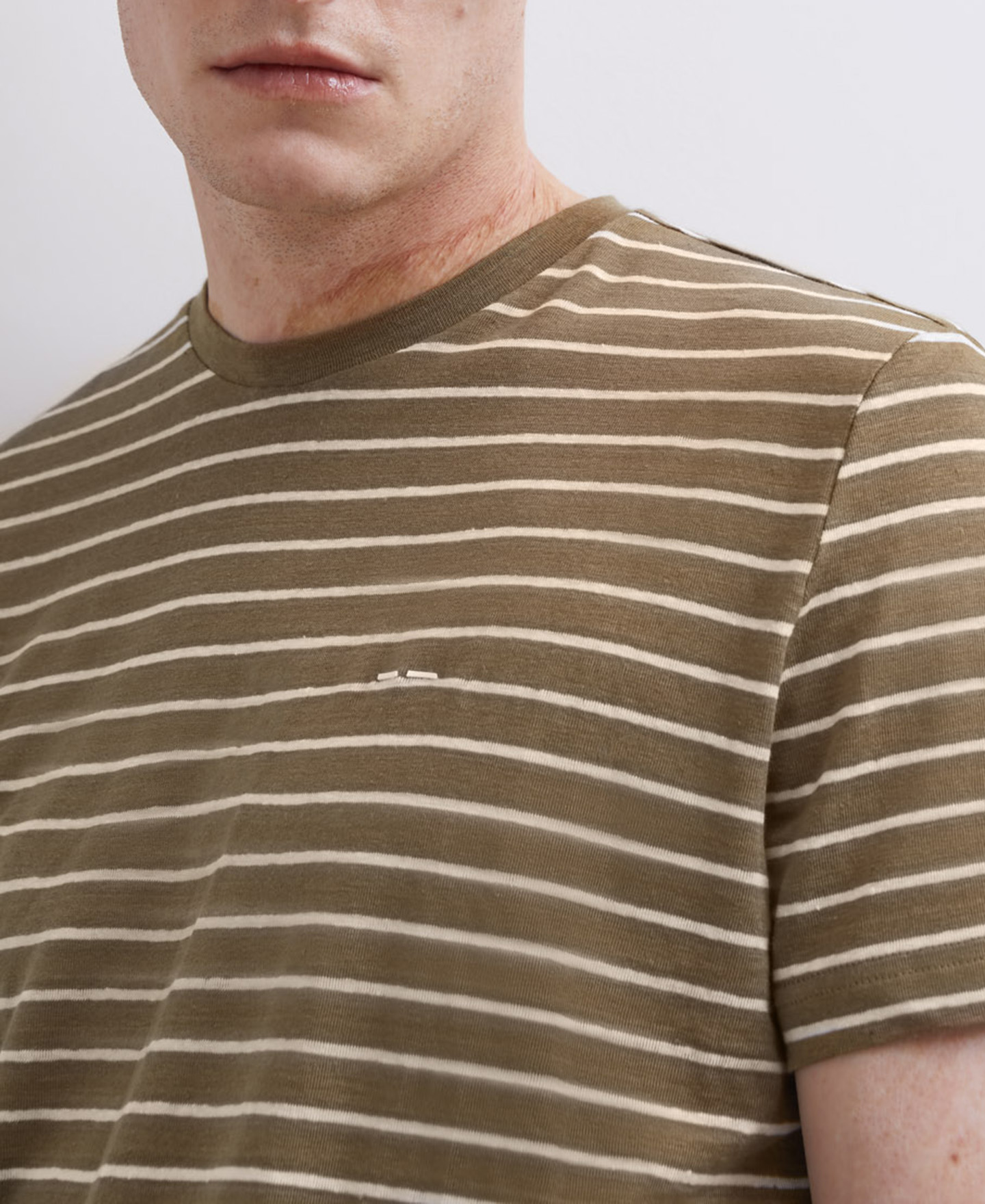 Camiseta blanca rayas en lino image number 2