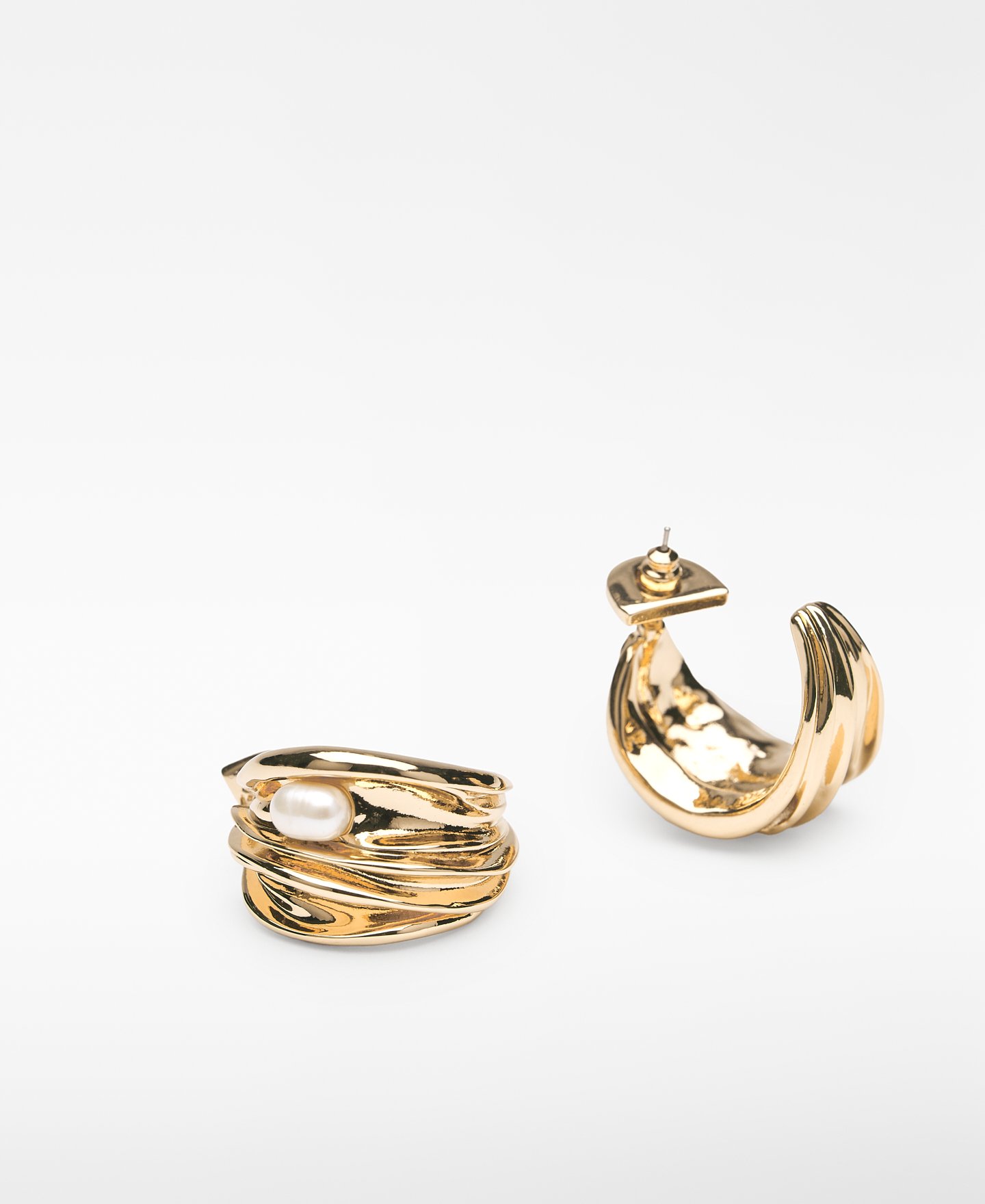 Aros metálicos anchos con perlas mujer image number 2