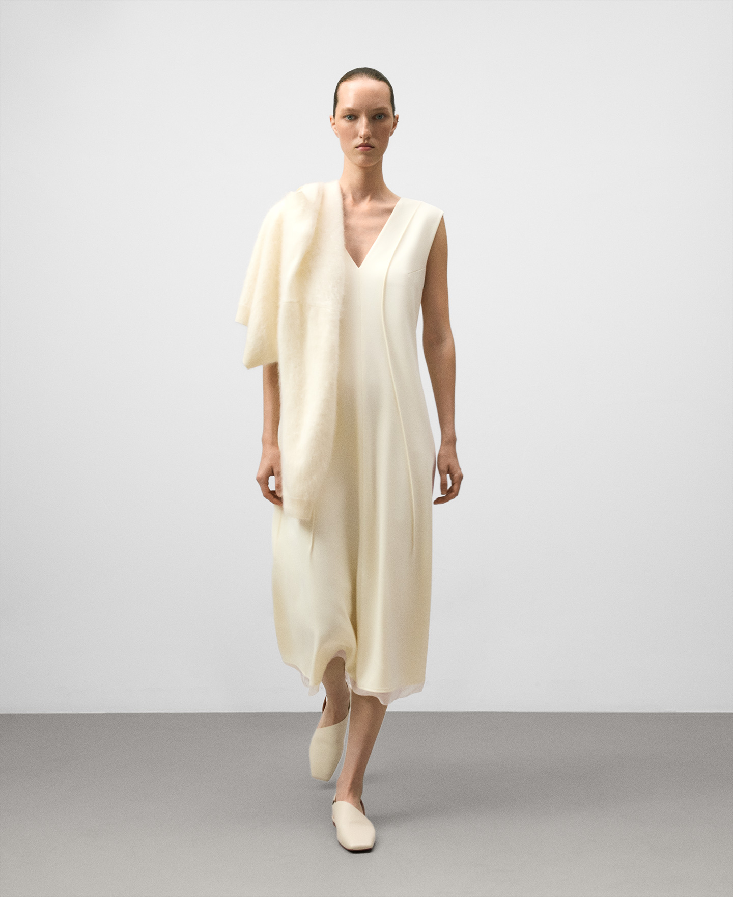 Vestido entallado escote pico mujer image number 1