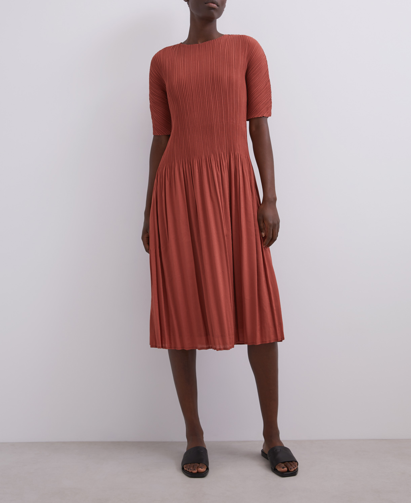 Crinkle midi dress with crew neckline image number 3