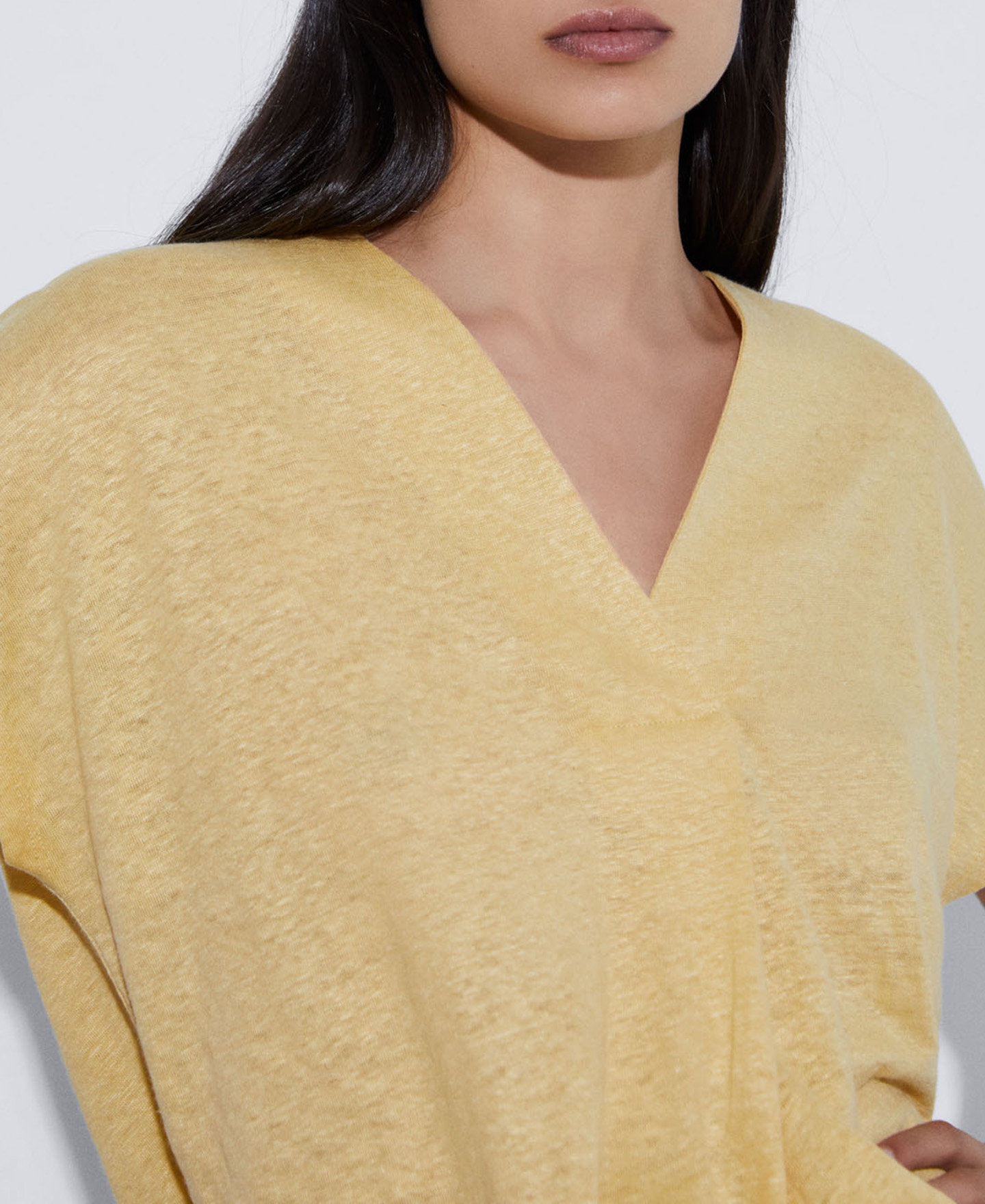 V-neck linen t-shirt image number 3