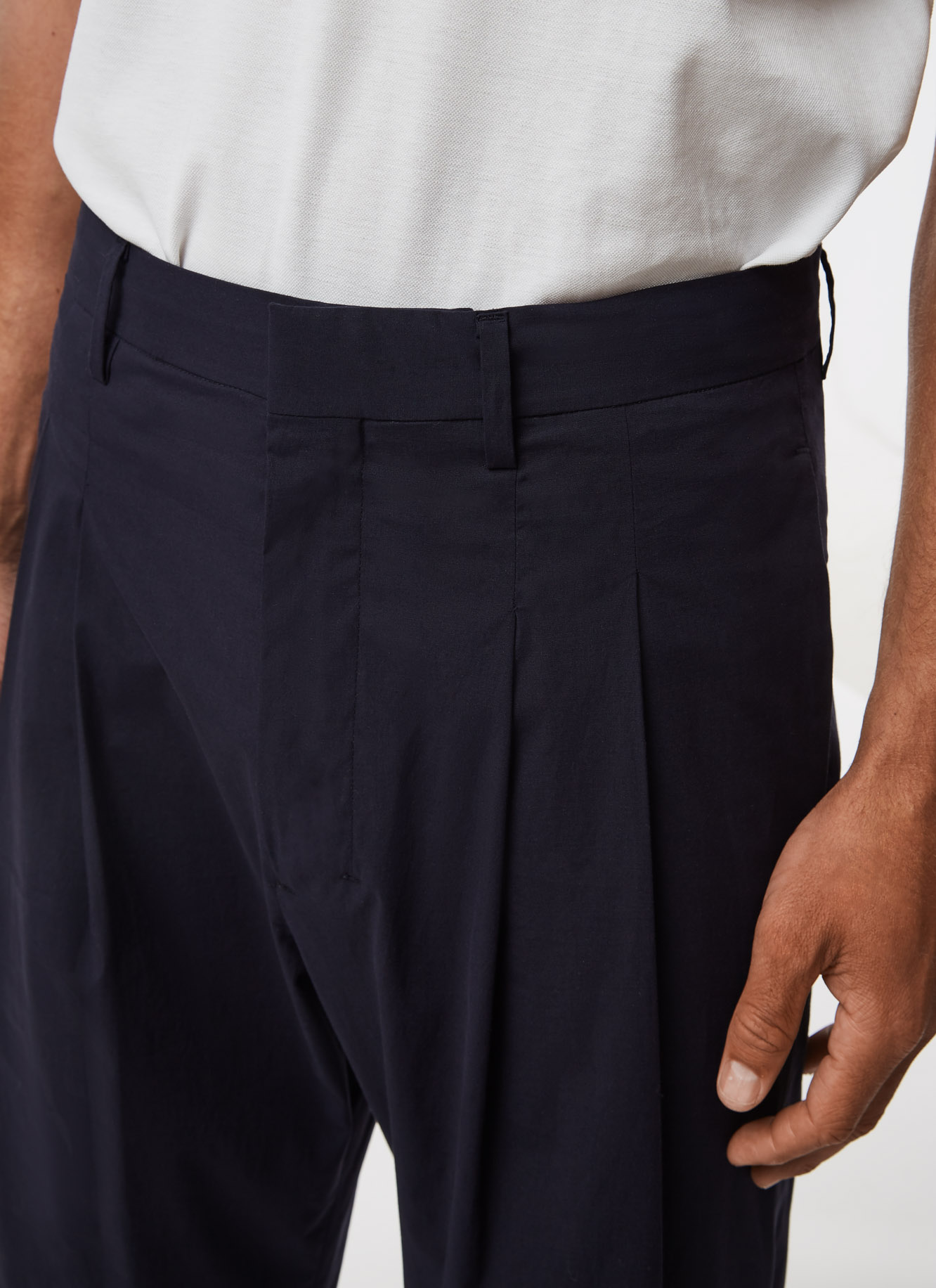 Elastic poplin trousers with double dart image number 1