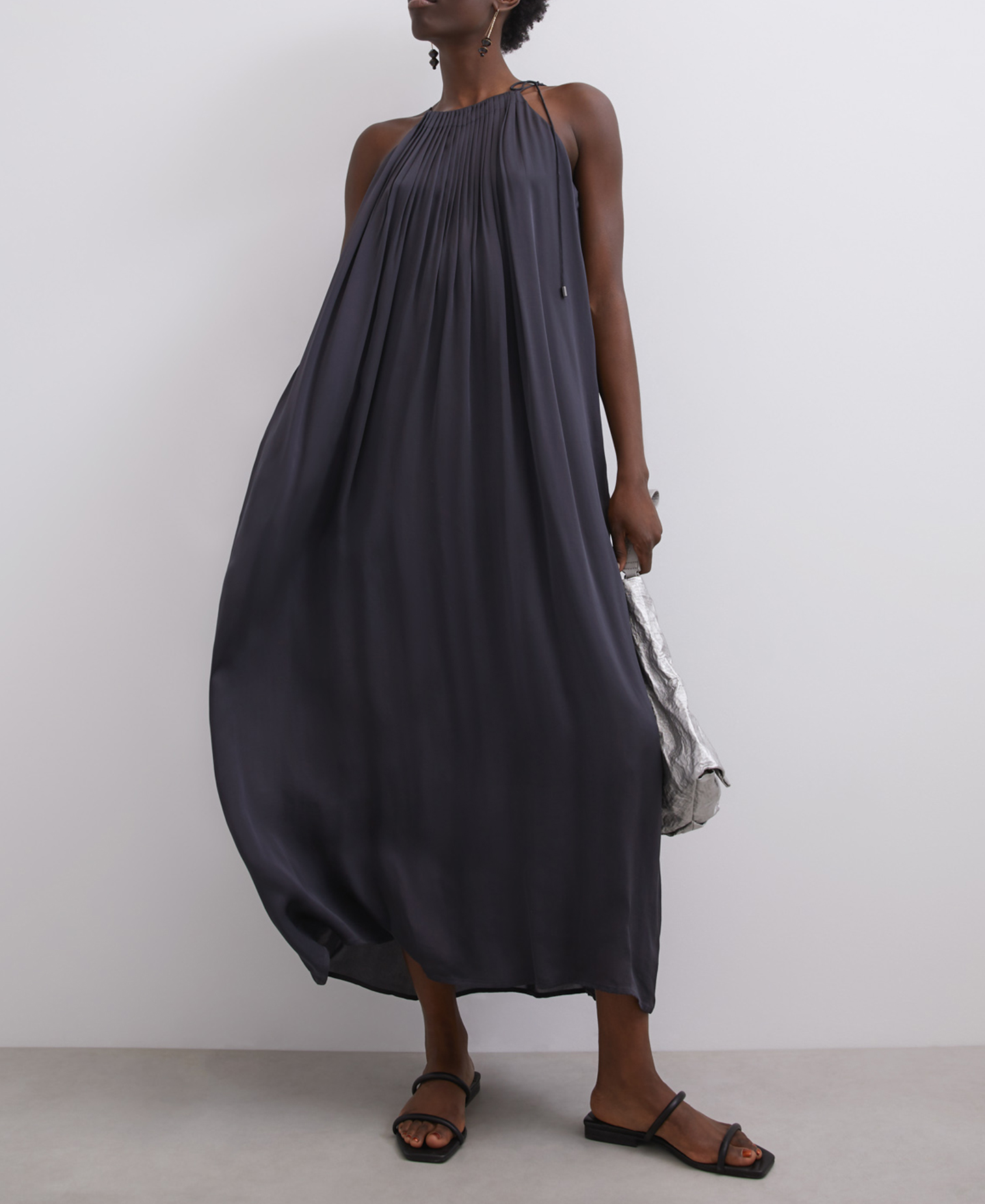 Long pleated dress with halter neckline image number 3
