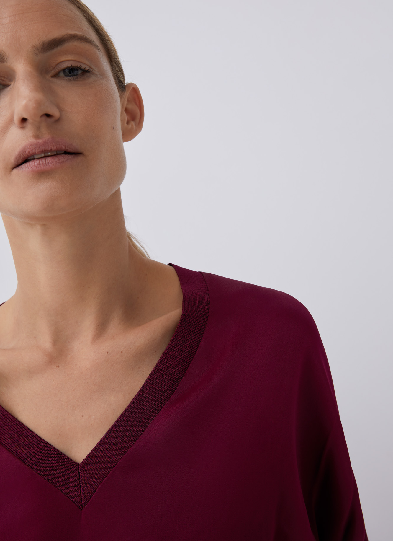 V-neck Viscose T-shirt image number 2