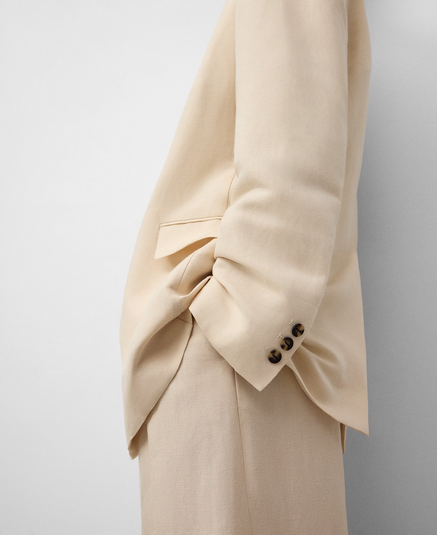 Double lapel blazer with belt woman image number 4