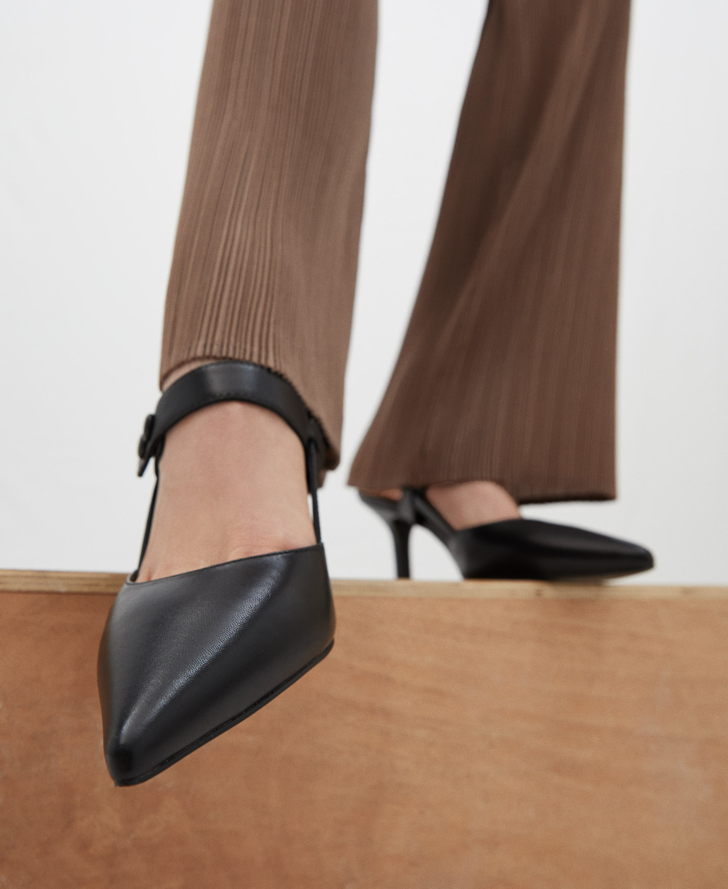 Heeled shoes with medium heels image number 3