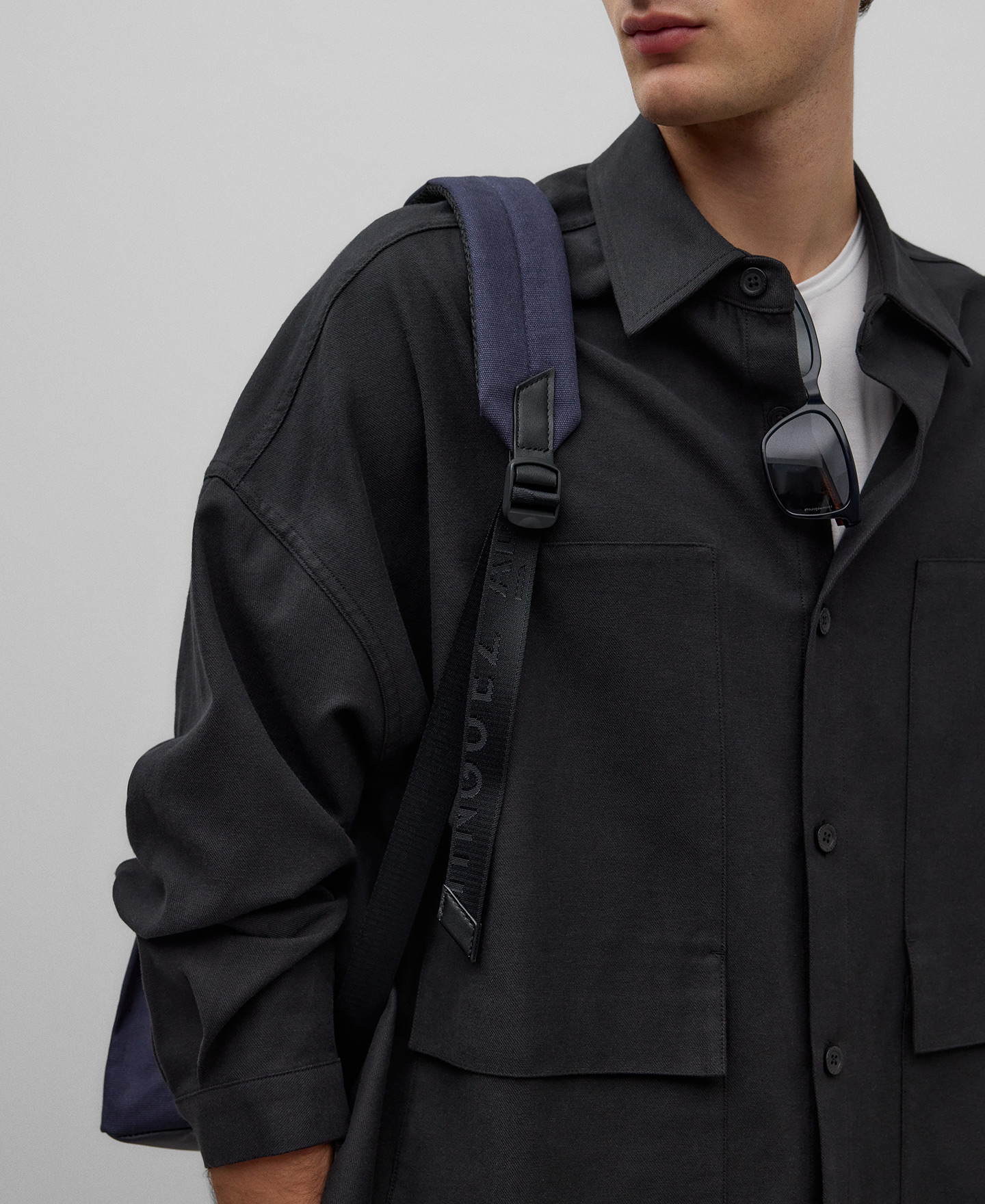 Rectangular navy blue backpack man image number 4