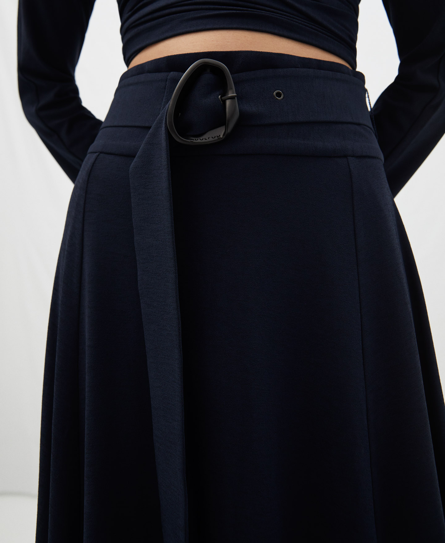 Fluid skirt in elastic knit image number 3