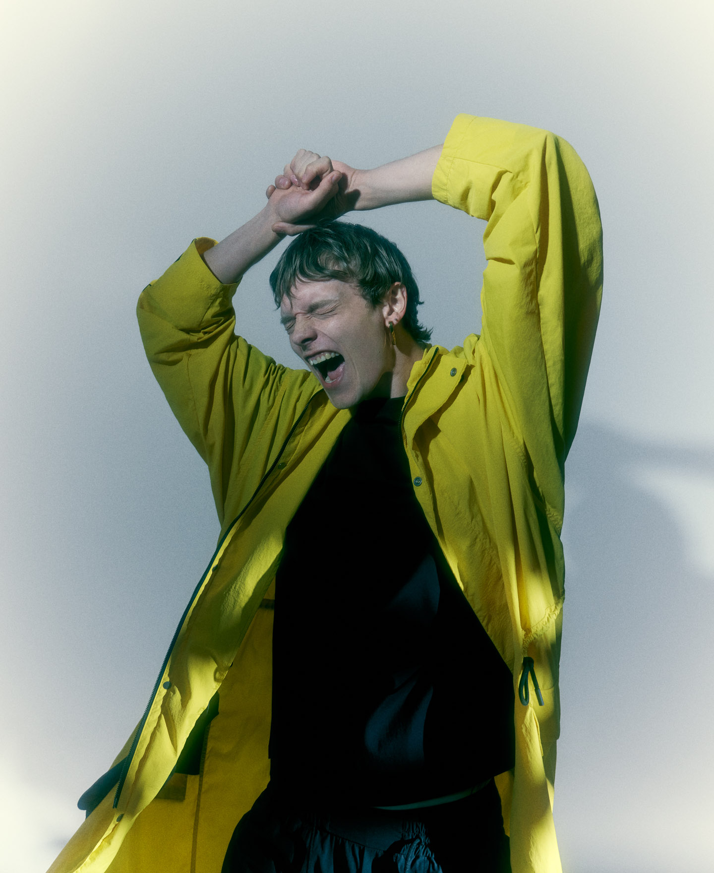 Yellow nylon men's windbreaker image number 4